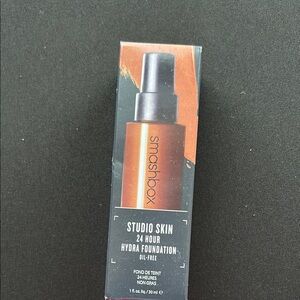 Smashbox Studio Skin 24 Hour Foundation - Red and Black